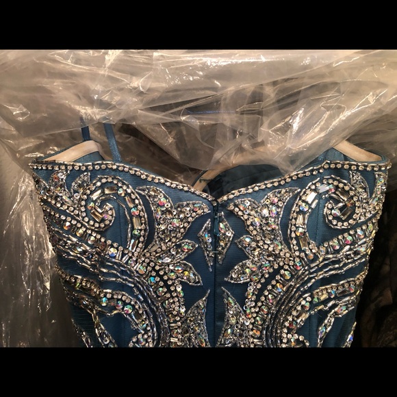 Jovani Gown - Picture 3 of 6